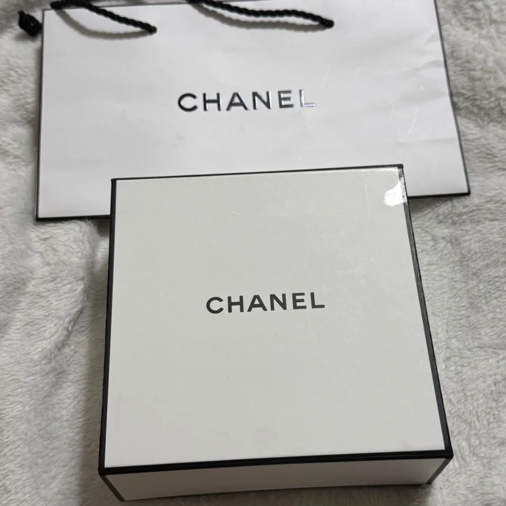 Chanel card holder includes box and shopping bag - Picture 9 of 9